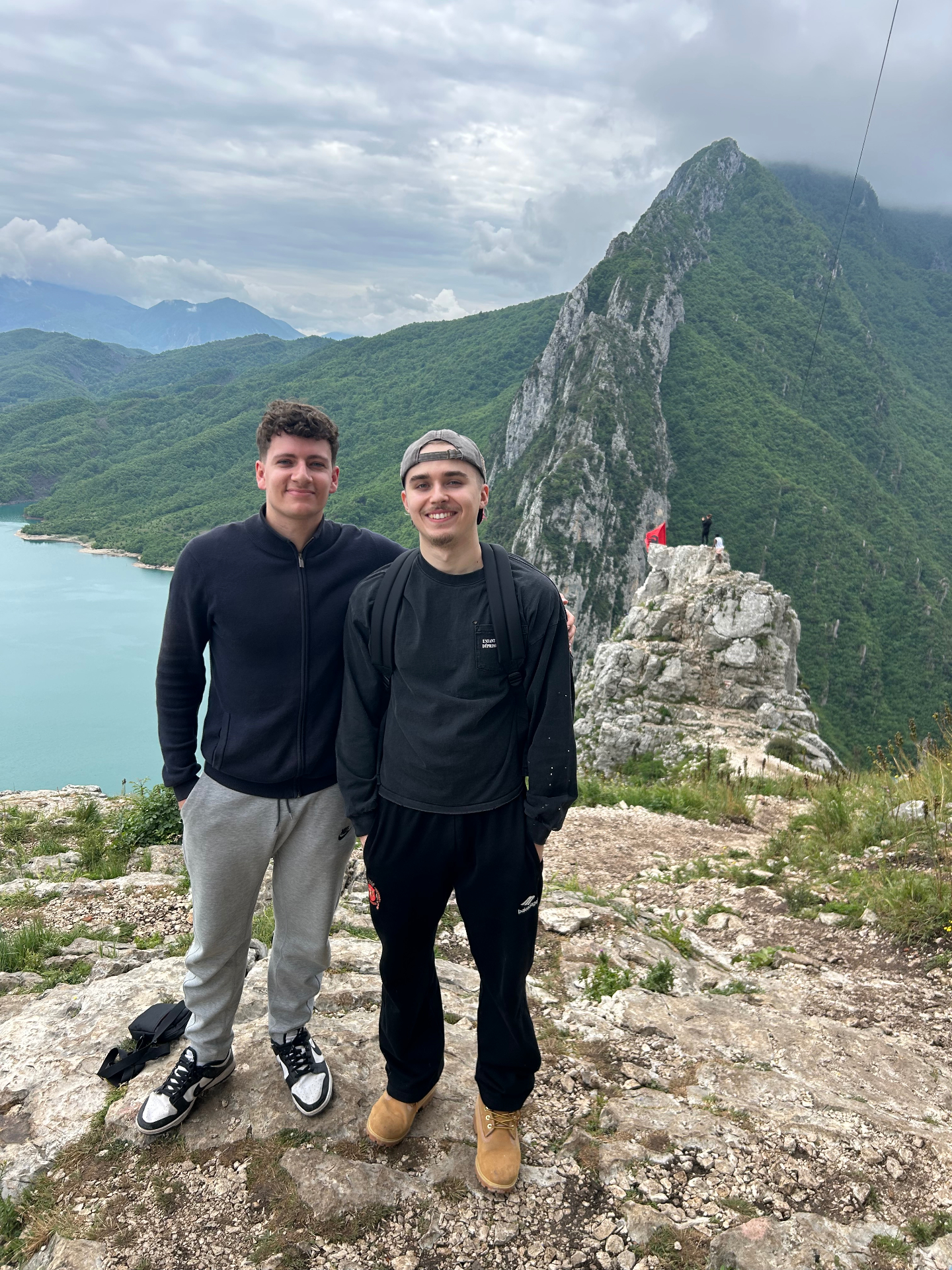 Voyage en Albanie avec Clément face au panorama montagneux