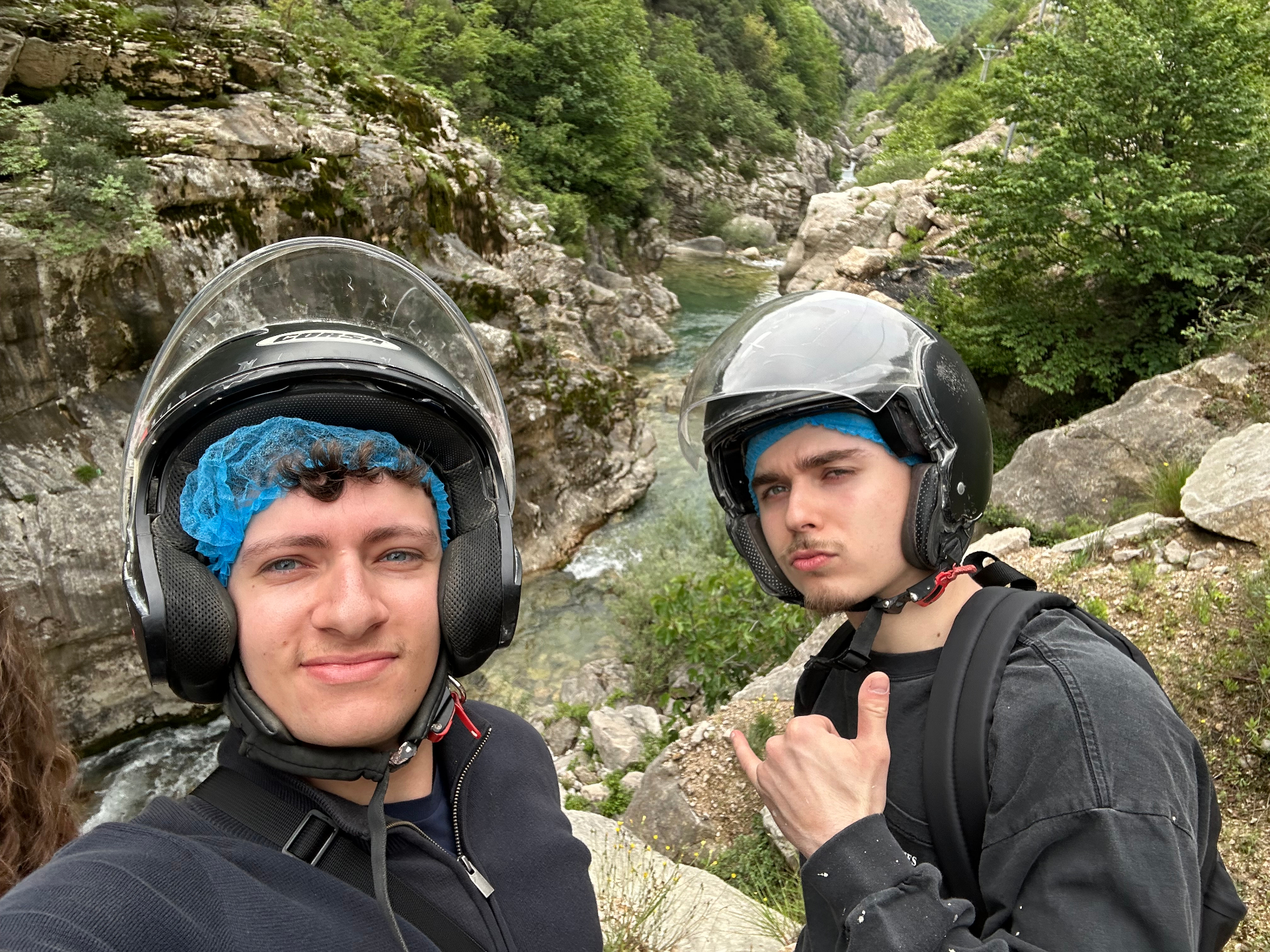 Pause en scooter avec Clément pendant le voyage en Albanie