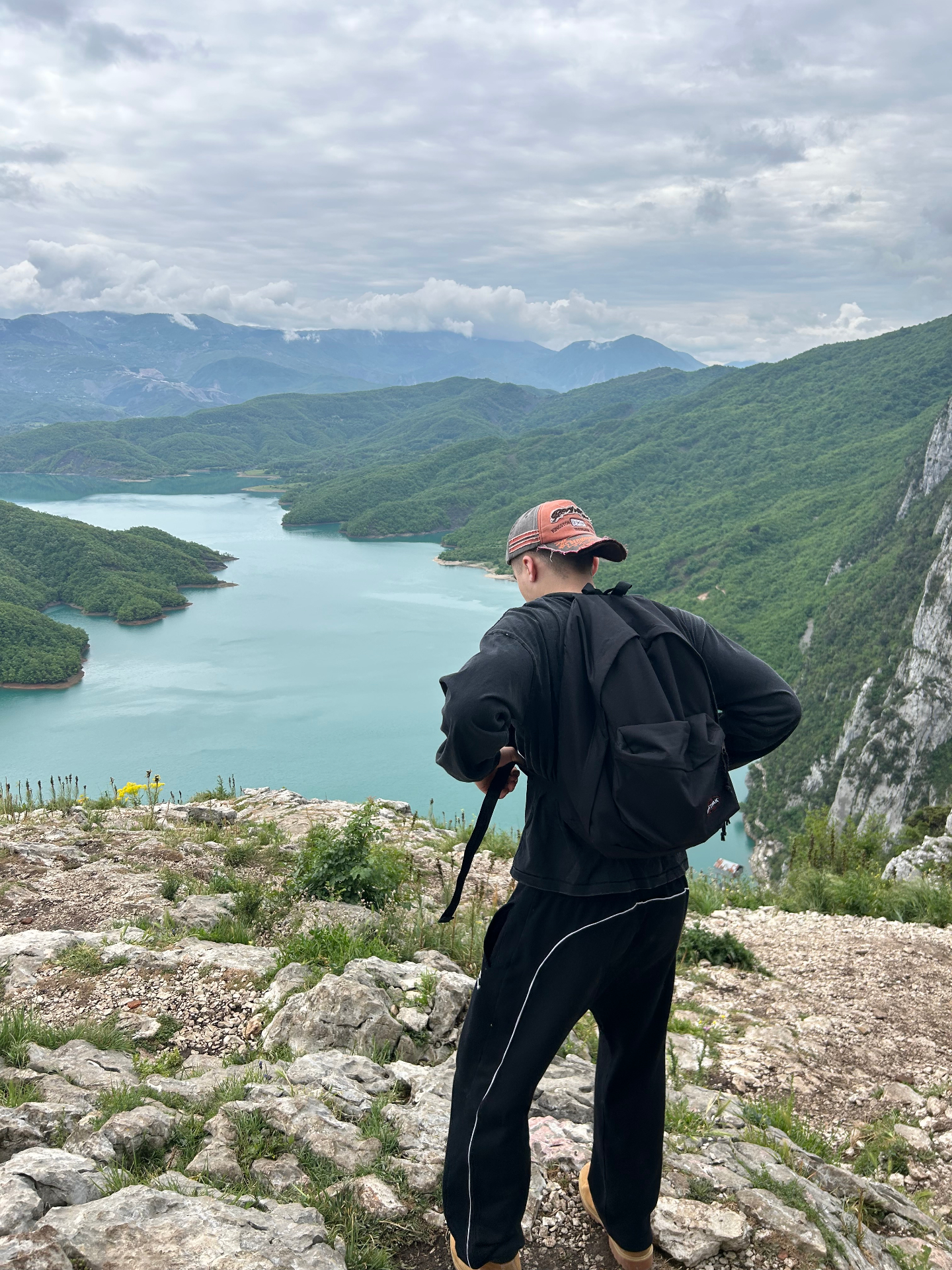 Point de vue sur le lac durant le voyage en Albanie