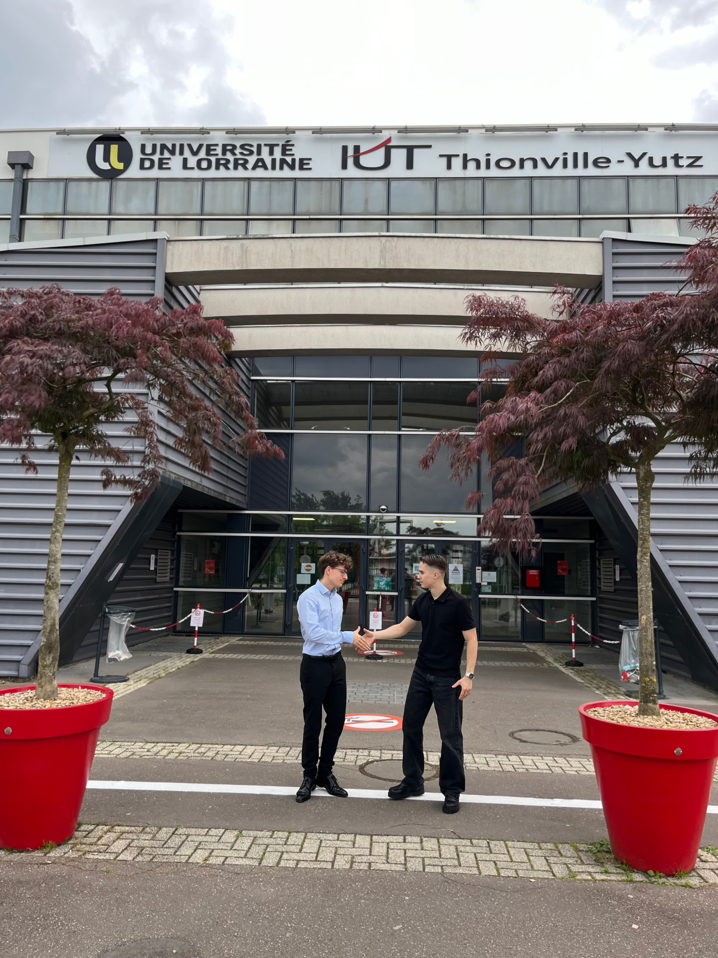 Première photo avec Clément, meilleur ami, collègue et associé, devant l'IUT Thionville-Yutz en 2023