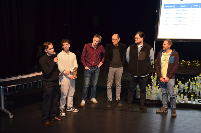 Passage sur scène à la cérémonie de remise des prix du challenge Ma Petite Planète, classé premier