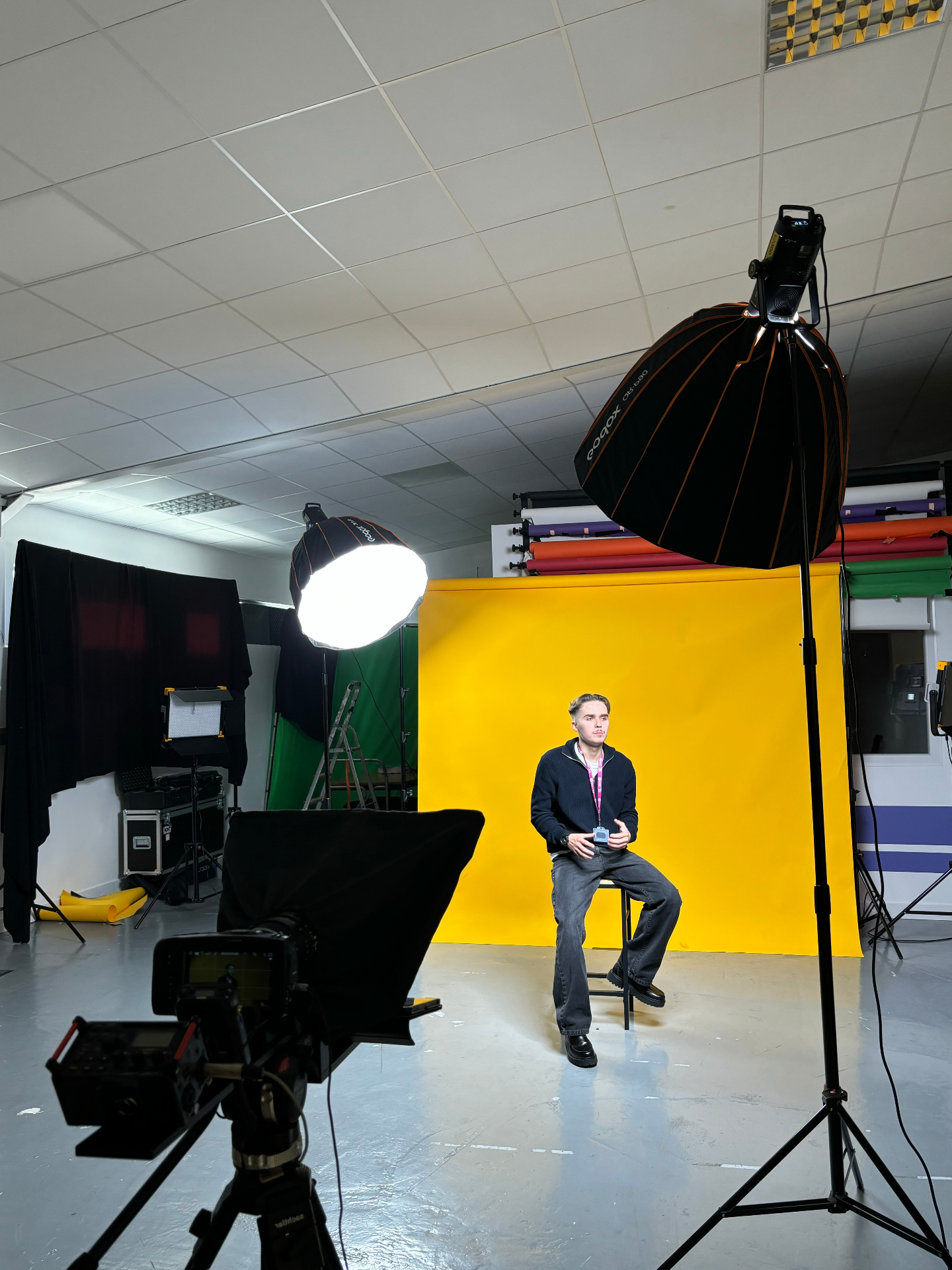 Tournage en studio fond jaune